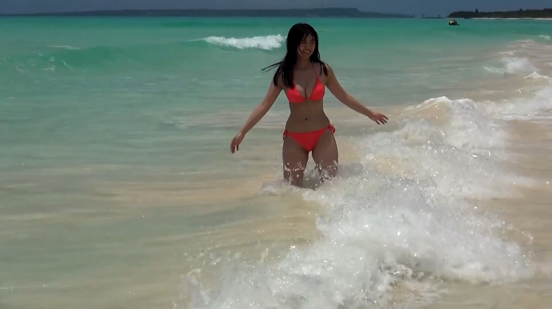 豊田ルナ 宮古島のビーチで大はしゃぎ♡