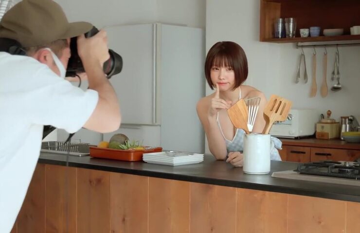 えなこ エプロンの下に隠された、彼女の美しい色白のバスト白日の下に