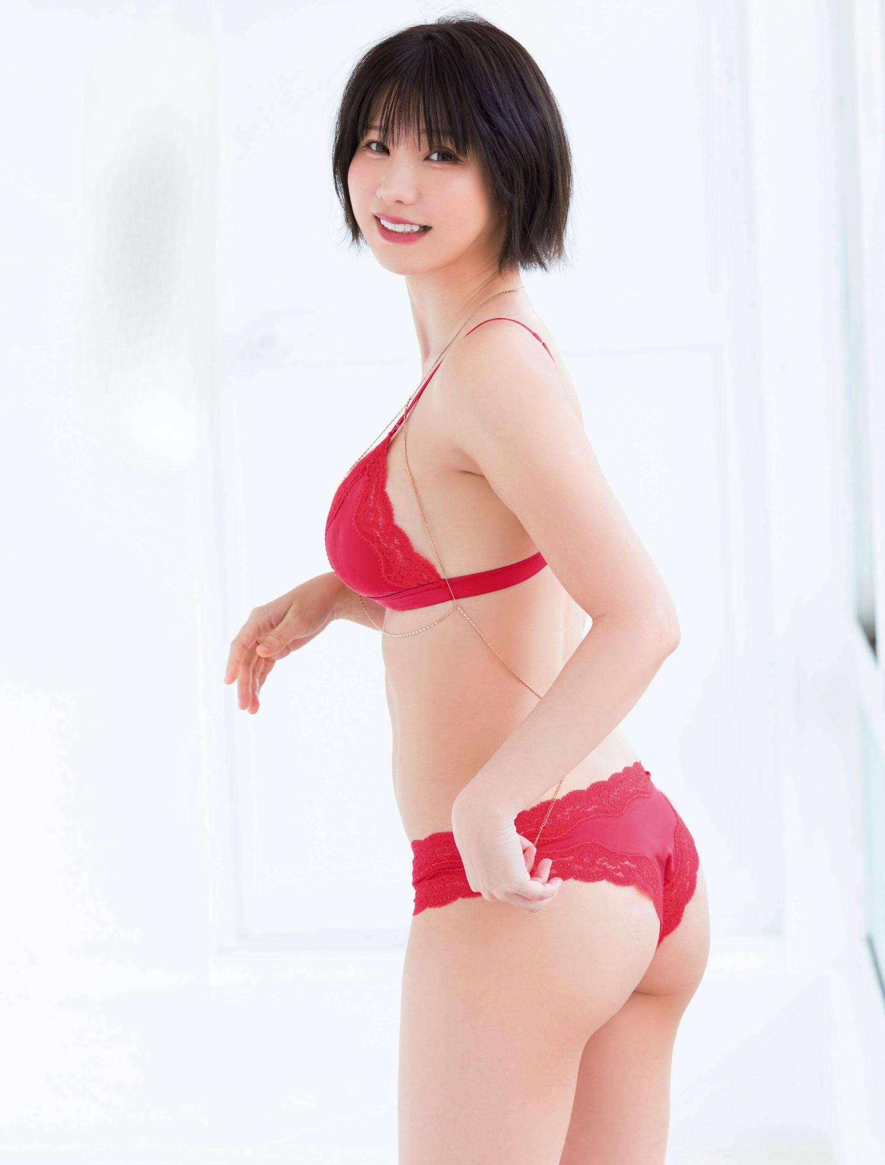 Enako charms her fans with her mature and sexy body and swimsuit.