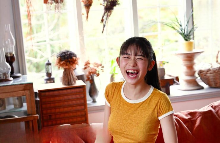 Rizu Maekawa shows off her adult appeal in a swimsuit at the age of 19.