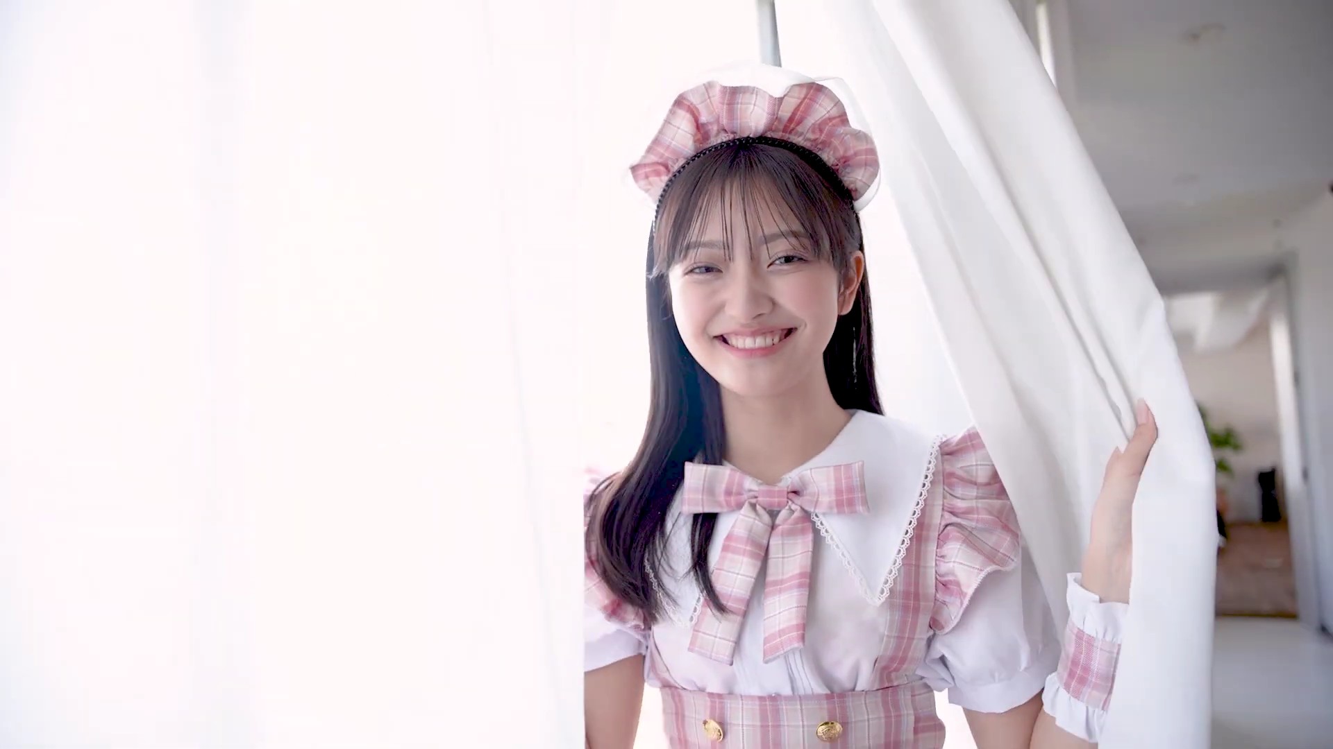 まるやそらメイド姿と花柄のピンク水着が話題